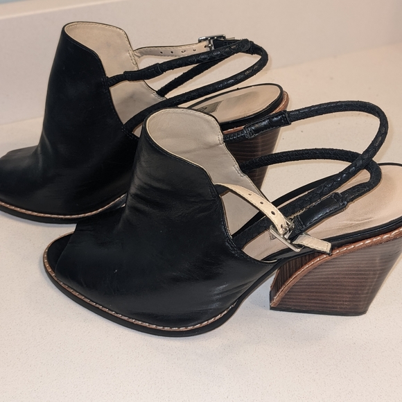 Beautiful Clarke's summer shoe - Picture 3 of 3